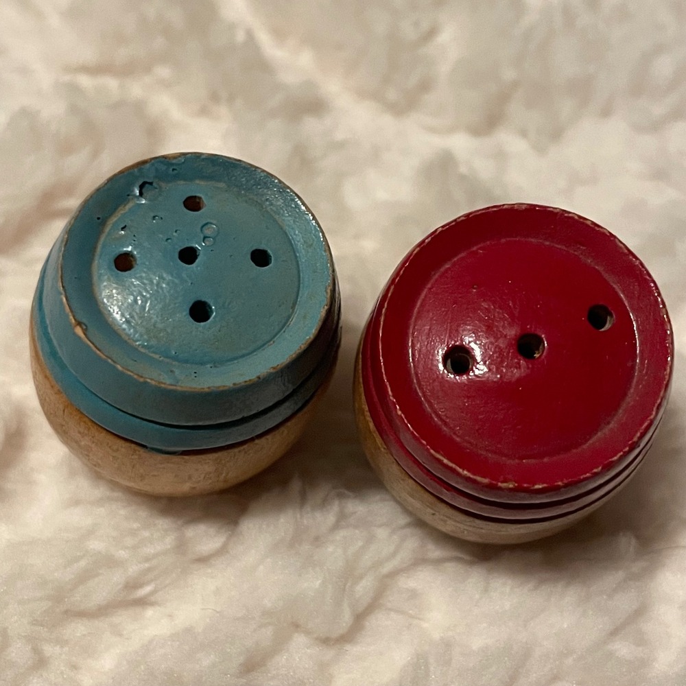 Vintage Wood Barrel Salt and Pepper Shakers Japan‎ Novelty Kitchen Decor